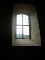 Lyset siver inn i kirkerommet.