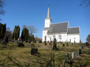 Lørenskog kirke og kirkegård mars 2014.jpg