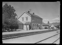 Løten stasjon i 1948 eller 1949. Foto: Nasjonalbiblioteket