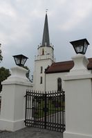 Kirken sett fra sør, med kirkegårdsporten i front. Foto: Chris Nyborg (2014).