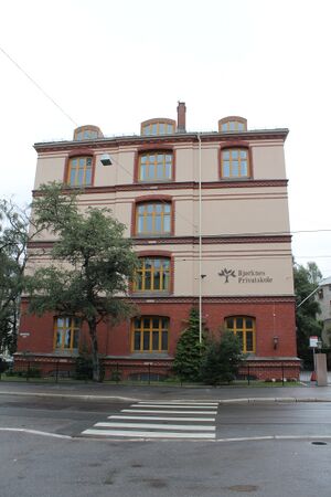 Løvenskiolds gate 1 i Oslo mot Frognerveien.JPG