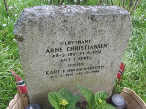 Løytnant Arne Christiansen gravminne.jpg