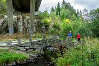 Steinhvelvbrua over Dalsbekken på grensen mellom Nordre Follo og Ås er reist på dugnad av medlemmer i Statens Vegvesens bedriftsidrettslag. Foto: Leif-Harald Ruud (2014)