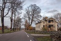 Forbi Ris gård i Ås følger Den Fredrikshaldske kongevei traseen til Fylkesveg 1385. Foto: Leif-Harald Ruud (2014)