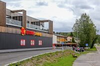 Supermarked med leiligheter i 2. etasje. Foto: Leif-Harald Ruud