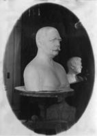 Byster laget av Torje Leland. O. A. Spilling, selvportrett i bakgrunnen. Avbildet på ukjent sted, nå plassert på Vigmostad grendehus.