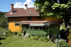 Baksida av huset og hagen. Foto: Karl Braanaas (2008).