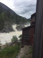 Lakshøl Bruk med Lakshølfossen i bakgrunnen. Foto: Anne Gundersen (2017)