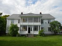 Fra hagen på Lambertseter gård. Huset brukes av foreninger og som selskapslokale. Foto: Siri Iversen (2013).