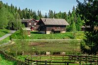 Ikke langt nordvest for Granbakken, men i Hole kommune, ligger det vakre gårdsbruket Langebru. Stedet har navn etter jordbruer som ble anlagt over noen store myrer i nærheten for å lette ferdselen. Foto: Leif-Harald Ruud (2007).