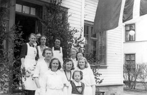 Langerud Hospits - betjeningen i 1945 (sf3265).jpg