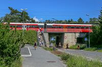 Lokaltoget fra Oslo har stoppet på Vevelstad. Foto: Leif-Harald Ruud (2020)