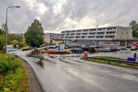 Langhussenteret ble oppført samtidig med blokkene på Vevelstadåsen i første halvdel av 1970-tallet. Foto: Leif-Harald Ruud (2021)