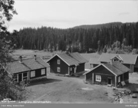 Husmannsplassen Langlia (Langlien), også kalt Aagaardslia, ble neddemmet av den nye dammen. Foto: Anders Beer Wilse/Oslo Museum (1928).