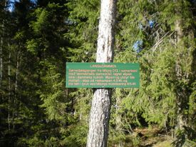 Skilt vedr våpenlageret i demingen. Foto: Keanu4 (2011).