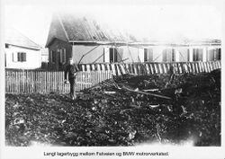 Langt lagerbygg ved Fetveien og BMW.