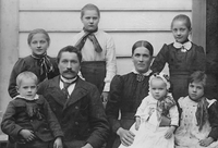 Lars Larsson (Berge) (1864-1946) og Ingeborg Andersdotter (Nordeide) (1868-1942) med born frå venstre, Lars (1898-1990), Alvhild (1894-1914), Ragnhild (1890-1951), på fanget Astrid (1902-1991), Sigrid (1892-1965), Gjertrud (1897-1976), omlag 1903.