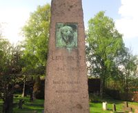 Mangeårig Dagbladet-redaktør Lars Holst har et ruvende gravminne på Gamle Aker kirkegård. Foto: Stig Rune Pedersen