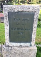 Gravminnet til maleren Lars Jorde. Foto: Elin Olsen