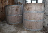 Bryggeutstyr, rost på 350 liter og gile 500 liter i gran.