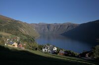 Ytre Berge sett mot Høyanger. Larsgarden ligg til høgre.