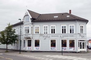 Larvik, Dronningens gate 34 A-J.jpg