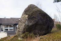 Flyttblokk ved Brynesteinveien 5 som er opphavet til navnet Kulesteinveien. Foto: Roy Olsen (2016).