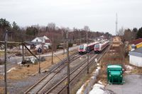 Tog 818 og 813 krysser på Lauve stasjon. Foto: Roy Olsen (2016).