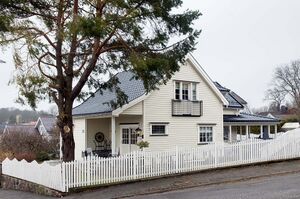 Larvik, Sveins gate 25.jpg