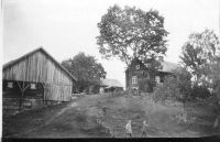 Husa på Lashaugen, som ligger på en markant haug.