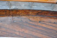 Her ser ein laskeskøyt på skandekksplanken, og det viser korleis dekksplankane vert haka inn i hakkaplanken.