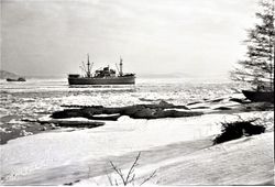 Båten i charter for Fred Olsen har kommet fri og seiler videre ut fjorden (Foto: Ivar K Iversen)