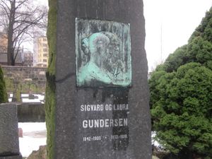 Laura Gundersen gravminne.jpg