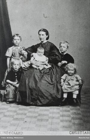 Laura Munch med barna.jpg