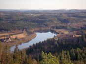 Numedalslågen i Hedrum, ca. 1 mil fra utløpet ved Larvik. Hedrum prestegård i venstre bildekant. Foto: Kristian Hunskaar