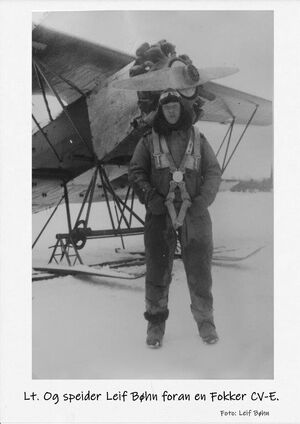 Leif Bøhn foran Fokker CV-E..jpg