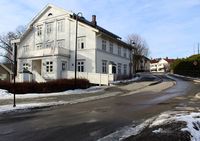 Starten på Leif Larsens vei i Bærum. Det hvite huset var hovedbygningen på tidligere Løkke gård, og benyttes i dag av Røde Kors. Adressen er Elias Smiths vei 1. Foto: Stig Rune Pedersen (2016)