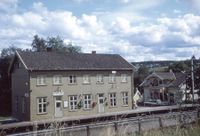 Leirsund stasjon 1997. Jernbanetraseen ble endret i 1997 ved framføring av Gardermobanen. Foto: Hans Martin Faller