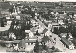 Flyfoto tatt over den midtre delen av Lenagata. Postkort fra Knut Borgs samling.