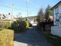 Lensmannsgata øvre midtre del. Foto: Olav Momrak-Haugan, (2011)