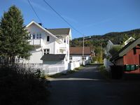 Lensmannsgata i Folkestadbyen, øvre del. (Foto: Olav Momrak-Haugan, 2011)