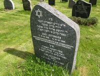 Jødisk grav med davidsstjerne, tekst på både hebraisk og norsk og en personlig hyllest. Østre gravlund i Oslo. Foto: Stig Rune Pedersen (2012).