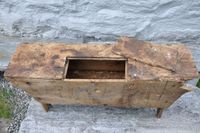 Innvendig er benken slik. Her skal sko-lestane stablast ned i. Forige gang dei var henta opp, var det neppe for fotografering.