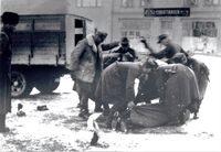 Liket av en tysk soldat i ferd med å bli fraktet bort fra Raufoss torg. Foto: Fotografert av tyske militære 1944. Repro: Mjøsmuseet