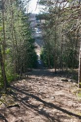 Lille Bjartbakken, sett ned fra toppen av ovarennet. Foto: Kjetil Ree (2019).