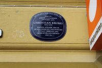 Blå plakett på Lille Grensen 7. Foto: Chris Nyborg (2013).