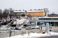 Granfosskrysset og forretningsbygget i Lilleakerveien 22 med arbeiderboligene i Lilleakerveien 26 i bakgrunnen. Foto: Leif-Harald Ruud (2015).
