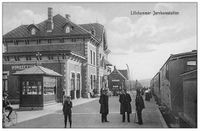 Perrongen med stasjonsbetjeningen,sett fra nord. Kilde: Norske jernbanestasjoner Origo.