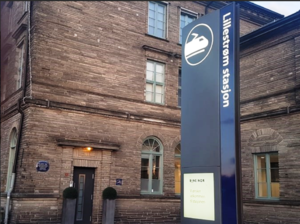 Lillestrøm stasjon med Kongeskilt.PNG