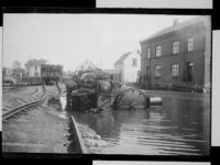 75. Lillestrømmen. Det væltede lokomotiv 1916. - no-nb digifoto 20140703 00068 NB NS NM 08719.jpg